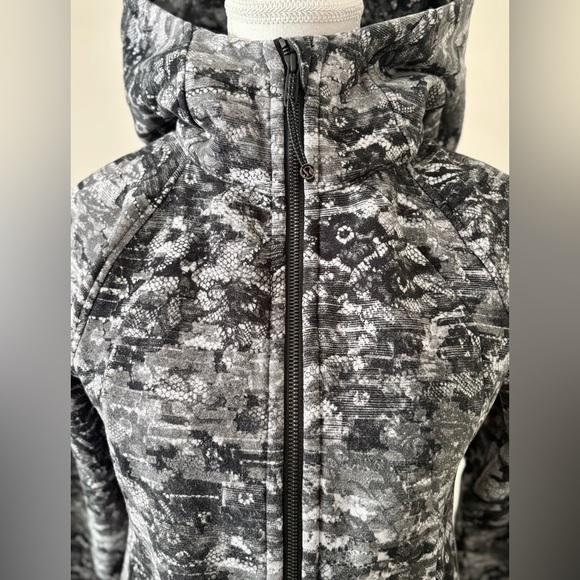 Lululemon Scuba Hoodie Full Zip Size 6 Rare Black White Lace Snake Print - Picture 2 of 5